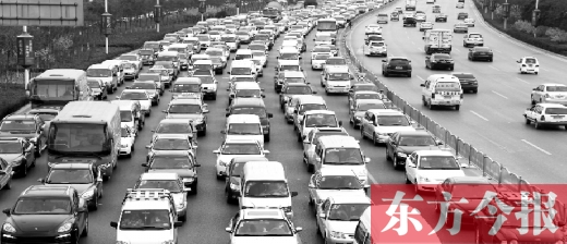 21日，鄭州市中州大道，大量擁堵的汽車將寬寬的道路變成“停車場”