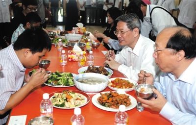 昨日中午，國臺辦主任張志軍（右二）在臺中市長胡志強的陪同下和盲校的孩子共進午餐。當晚，張志軍結束訪臺回京。 新華社發(fā)
