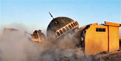 ISIS武裝人員駕駛推土機(jī)推倒一座清真寺的墻體。