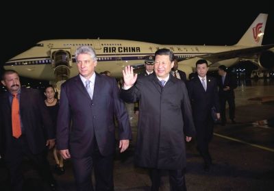21日晚,習(xí)近平乘坐的專機(jī)抵達(dá)哈瓦那何塞·馬蒂國際機(jī)場。古巴國務(wù)委員會(huì)第一副主席兼部長會(huì)議第一副主席