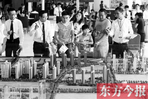 昨天上午，在鄭州市區(qū)一售樓部內(nèi)，看房的顧客比平時多了不少
