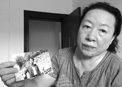 劉吉強(qiáng)的姐姐劉麗霞手持弟弟當(dāng)年的照片。劉吉強(qiáng)在給家人的書信中多次要求申冤，家人為此奔走了16年。京華