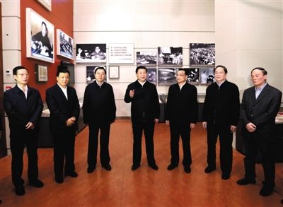 2012年11月29日，習(xí)近平等在國(guó)家博物館參觀《復(fù)興之路》展覽，提出為實(shí)現(xiàn)中國(guó)夢(mèng)而奮斗。