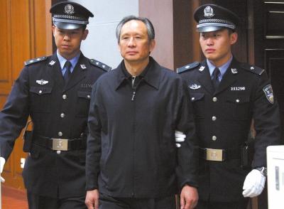 昨天，被告人張曙光在法庭上聽(tīng)取宣判。新華社發(fā)