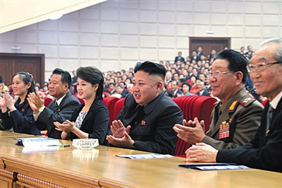 　5月19日，金正恩和夫人李雪主觀看演出，金與正（左一）坐在金正恩右邊第三個位置。