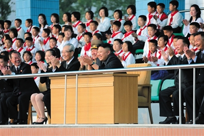 5月2日，金正恩與金與正（前排左二）一起觀看比賽。