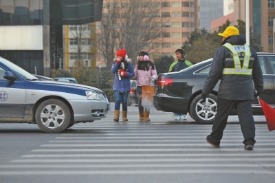 過斑馬線，行人左顧右盼，汽車寸土必爭。