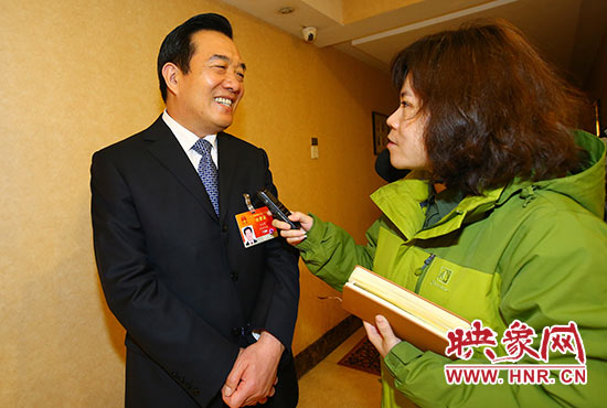 全國人大代表、省人大常委會委員、鄭州市人大常委會主任、黨組書記白紅戰(zhàn)接受采訪。
