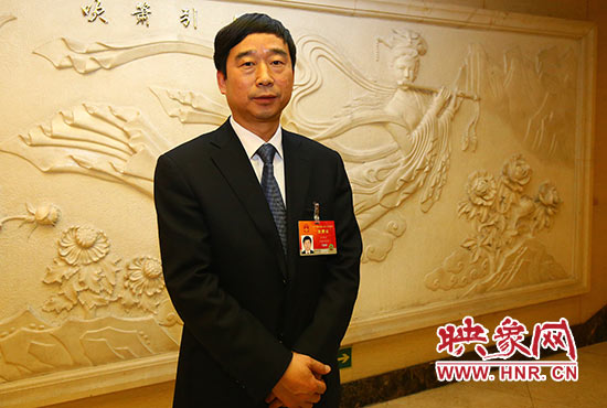 全國人大代表、信陽市委副書記、市長喬新江表示，信陽明港機(jī)場將成為鄭州航空港區(qū)有效補(bǔ)充。