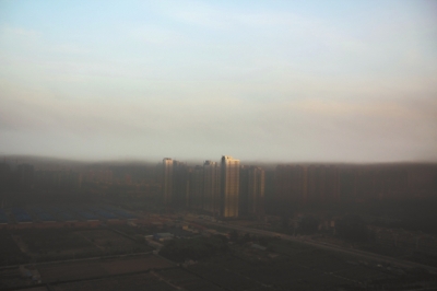 鄭州遇“平流霧”，上空晴朗，城市被黑霧籠罩
