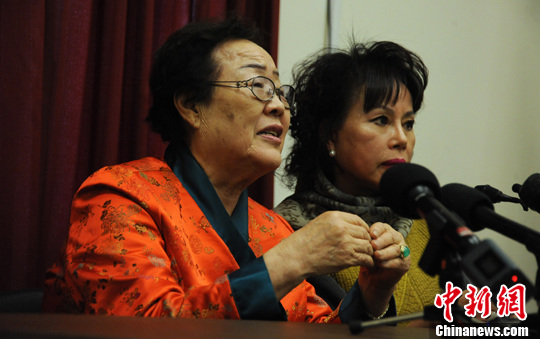圖為慰安婦受害者李容洙（Lee Yong Soo。圖左）發(fā)表講話，要求安倍正式道歉。