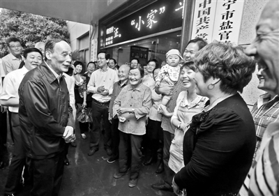 5月8日，王岐山與海寧市鹽官鎮(zhèn)桃園村黨委班子成員、老黨員和群眾親切交流供圖/新華社