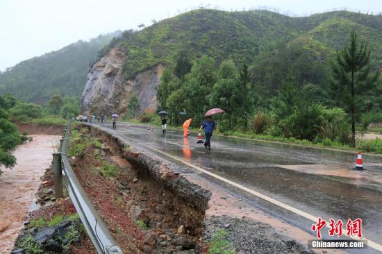 圖為5月19日，江西贛州石城縣珠坑鄉(xiāng)塘臺村通往福建寧化縣的公路出現(xiàn)塌方。陳小強(qiáng) 攝