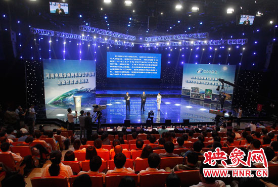 16日上午，河南電視臺1500平米演播廳內(nèi)座無虛席。
