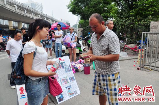 一名市民在買水。