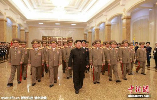 資料圖：朝鮮最高領(lǐng)導(dǎo)人金正恩此前參謁錦繡山太陽宮的情景。