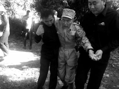 89歲老兵繆焜得知不能接到遺骸后嚎啕大哭。組織方供圖