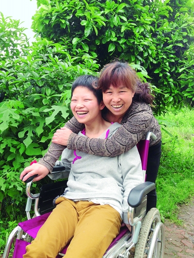 黃揚和母親許秀梅在陽光下好開心。（黃珊攝）