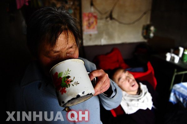 3月29日，楊林睡著了，母親邵秀景喝上一口水。