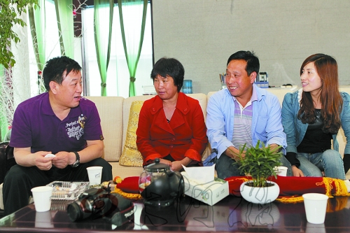 網(wǎng)友“奇石頑童”與牛松玲、郭新成夫婦