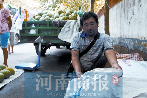 錢包就裝在這個編織袋里，枕在老陳頭下，沒想到還是被偷走了 實習(xí)生 唐韜/攝
