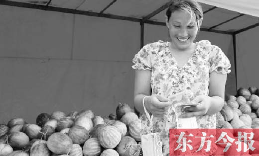 昨日，開封瓜農(nóng)史瑩瑩幸福地?cái)?shù)著賣瓜錢
