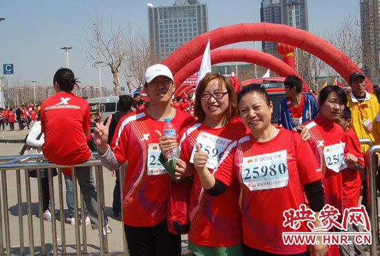 2010年，劉小琴（中）組織殘疾人朋友第一次參加鄭開馬拉松賽。