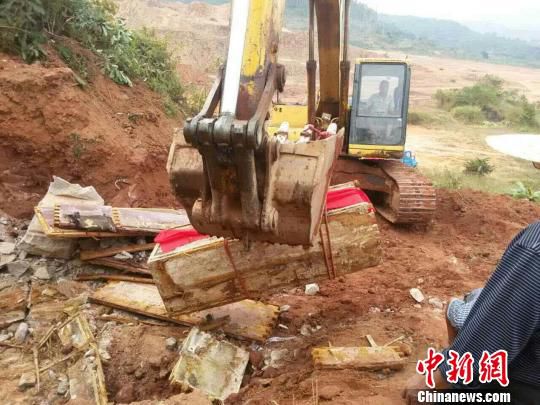 圖為“官墓”被移走。　嚴初 攝