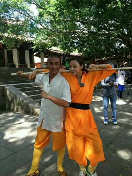 這些參加節(jié)目的女星當(dāng)中既有歌手，又有演員，都是時(shí)尚年輕且受歡迎的女星。