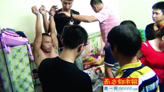 警方破門抓捕時(shí)，販毒嫌疑人未某洪正躺在床上吸毒、嫖娼。