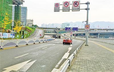 12月18日，本報(bào)記者駕車經(jīng)過江北嘴千廝門大橋匝道附近道路和財(cái)信廣場旁支路體驗(yàn)時，收音機(jī)里能聽到神秘的路況提示音。本報(bào)記者