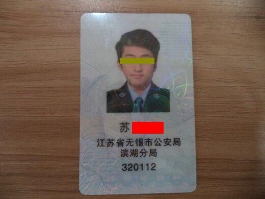 男子制作假經(jīng)查證在酒吧執(zhí)法。