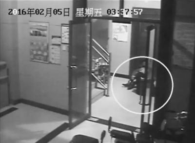 小區(qū)監(jiān)控視頻截圖，兩人一坐一跪竟聊了十多分鐘。
