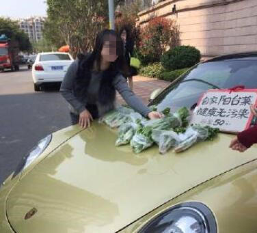 開保時(shí)捷賣菜走紅 網(wǎng)友：炒作無底線 自稱陽臺(tái)菜健康無污染，只賣“懂貨”的人