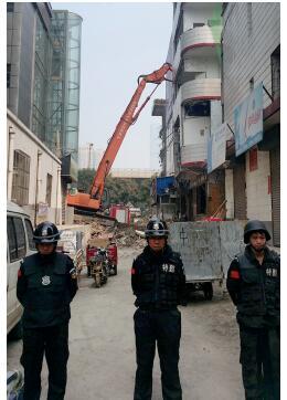 根據(jù)《太原市和小 店區(qū)平陽路街道親賢城中村改造拆遷安置補(bǔ)償方案》，結(jié)合親賢實(shí)際，親賢社區(qū)補(bǔ)償安置采取“商業(yè)用房安置+小戶型公寓住宅安置+貨幣補(bǔ)償”的方式，其中每分 （0.1 畝）置換商業(yè)用房50平方米+小戶型公寓住宅80平方米+貨幣補(bǔ)償20萬元人民幣。（拍攝：2015年9月17日）