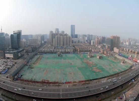 2016年4月，經(jīng)過持續(xù)攻堅(jiān)，親賢社區(qū)西北片區(qū)的拆遷工作基本告一段落，但在鋪設(shè)了防塵綠網(wǎng)的空地中，至今仍有3戶居民選擇了“堅(jiān)守”。(拍攝：2016年4月4日)