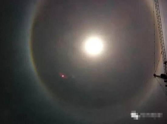 上?，F(xiàn)UFO 專家稱光圈是日暈亮點(diǎn)或是飛行器(圖)