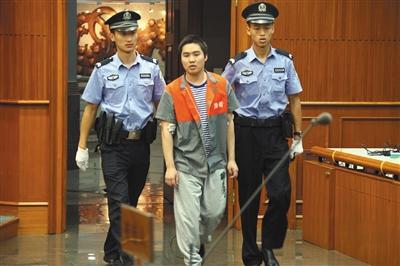 昨天上午，強(qiáng)奸幼女的楊某被帶進(jìn)法庭聽候?qū)ψ约旱慕K審判決。通訊員 李佳 攝