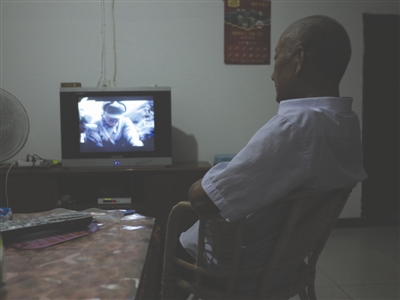昨日，古藺，69歲的楊正元獨(dú)自在家看電視