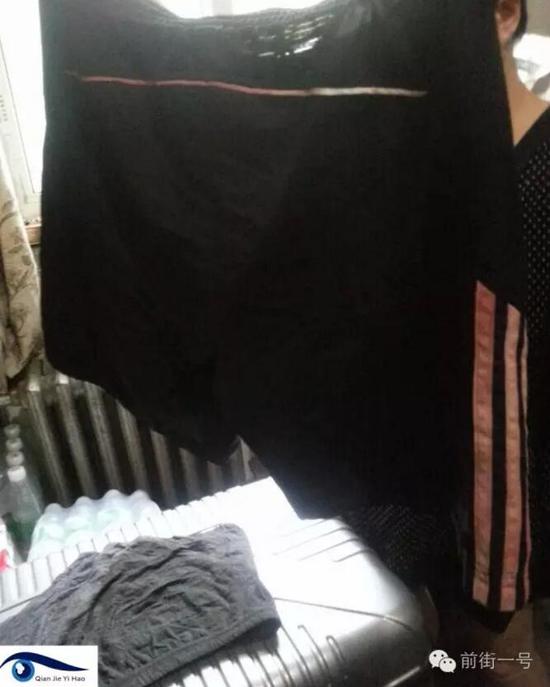 李律師所穿褲子也沾染血跡。