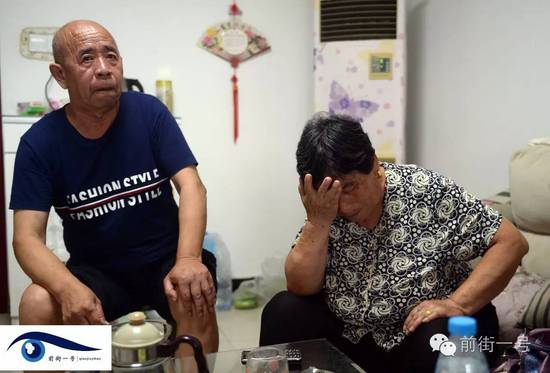 李亞榮的公婆談及李亞榮時淚流不止。