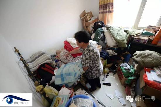 李亞榮的婆婆在收拾房間。