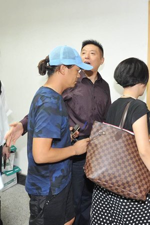 新京報(bào)快訊(記者劉洋)今天上午9時(shí)許，王寶強(qiáng)在律師張起淮的陪同下到北京朝陽(yáng)法院，起訴離婚并交納訴訟費(fèi)。王寶強(qiáng)方預(yù)估財(cái)產(chǎn)總額至少在1個(gè)億，法院遂按照1億元暫計(jì)財(cái)產(chǎn)價(jià)值，依據(jù)《訴訟費(fèi)交納辦法》收取了訴訟費(fèi)24.9575萬(wàn)元。