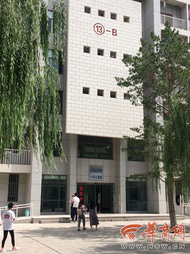 8月30日，榆林學(xué)院有學(xué)生發(fā)微博對女生宿舍樓住進(jìn)男生提出質(zhì)疑。9月3日，學(xué)校宣傳部門回應(yīng)，女生宿舍樓里確實住著3名男研究生，但該樓的格局是套間，跟單元房一樣是獨立的，大學(xué)應(yīng)有包容的精神。