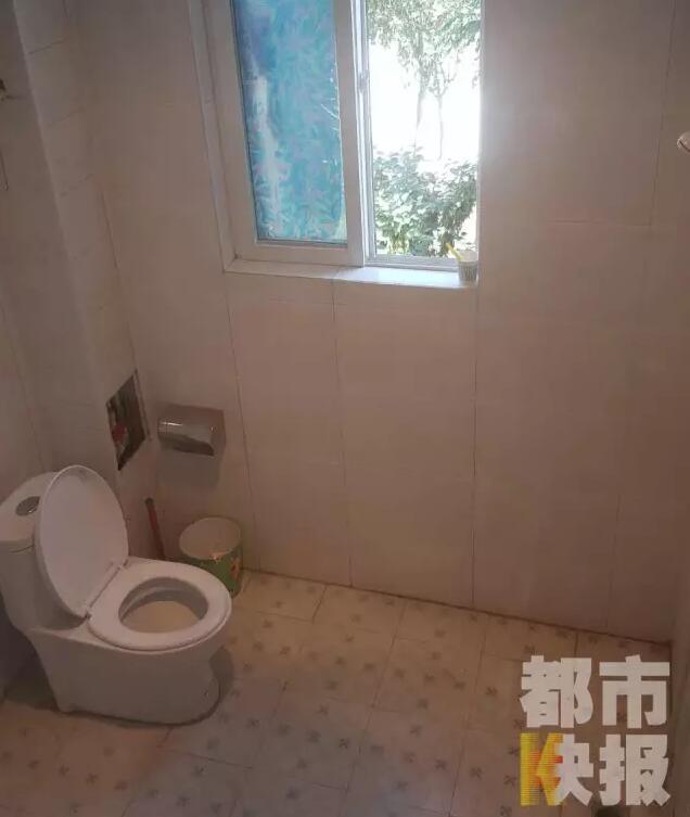 西安市戶縣草堂鎮(zhèn)的李家?guī)r村，有多戶人家經(jīng)營(yíng)著農(nóng)家樂(lè)，但昨晚發(fā)生的這件事情打破了這里的寧?kù)o。村民：“縣上的、鎮(zhèn)上的警察，還有村干部好多人在那兒，說(shuō)是女的在衛(wèi)生間生產(chǎn)，把娃從窗子扔下來(lái)?！鞭r(nóng)家樂(lè)員工：“(聽(tīng)說(shuō))直接從二樓扔下來(lái)了，呀，太殘忍了。”昨晚的事，很多人今早才聽(tīng)說(shuō)，震驚之余更感到惋惜。記者今天在高冠西五巷口找到了大家所說(shuō)的農(nóng)家樂(lè)，一夜過(guò)去了，作為和那名女顧客有過(guò)交集的老板娘，心情仍然很沉重。