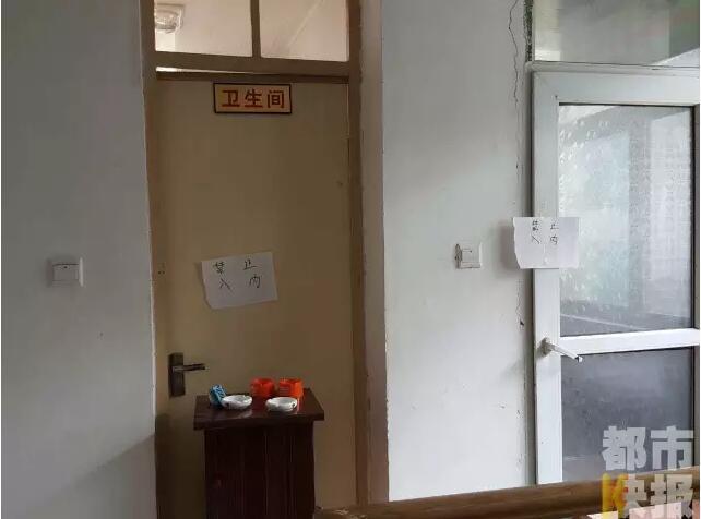 當(dāng)馮女士走出大門(mén)，繞到院子的側(cè)面時(shí)，衛(wèi)生間窗戶下方草叢中的一幕，讓她驚出了一身冷汗。農(nóng)家樂(lè)老板娘馮女士：“就是孩子，旁邊帶著胎盤(pán)。”昨晚十一點(diǎn)半事發(fā)后，馮女士報(bào)了警，很不幸，男嬰已經(jīng)死亡。涉及的兩個(gè)房間，暫時(shí)被封鎖，里面已經(jīng)清理干凈。隨后記者也從轄區(qū)草堂派出所了解到，這兩男一女三人是朋友關(guān)系，女子的年齡大概是二十二三歲。該女子事發(fā)后被送往醫(yī)院，同行的兩名男子當(dāng)時(shí)被警方帶去派出所接受了筆錄調(diào)查后，已經(jīng)離開(kāi)了派出所。