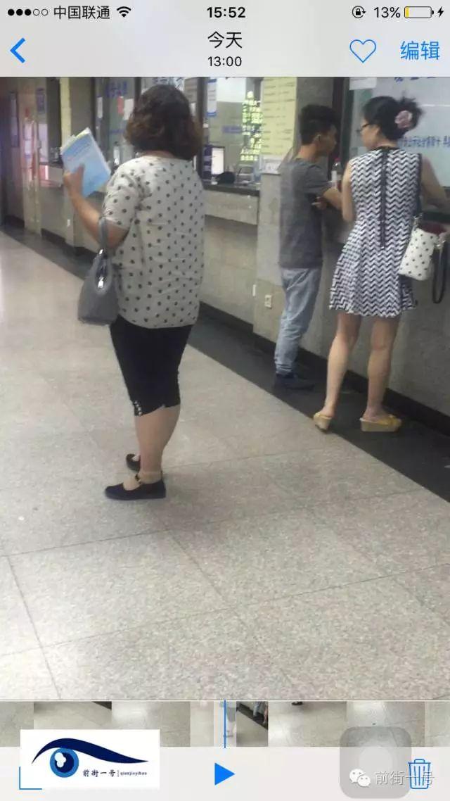 該女子在大廳內(nèi)徘徊發(fā)現(xiàn)女患者便主動上前搭訕。