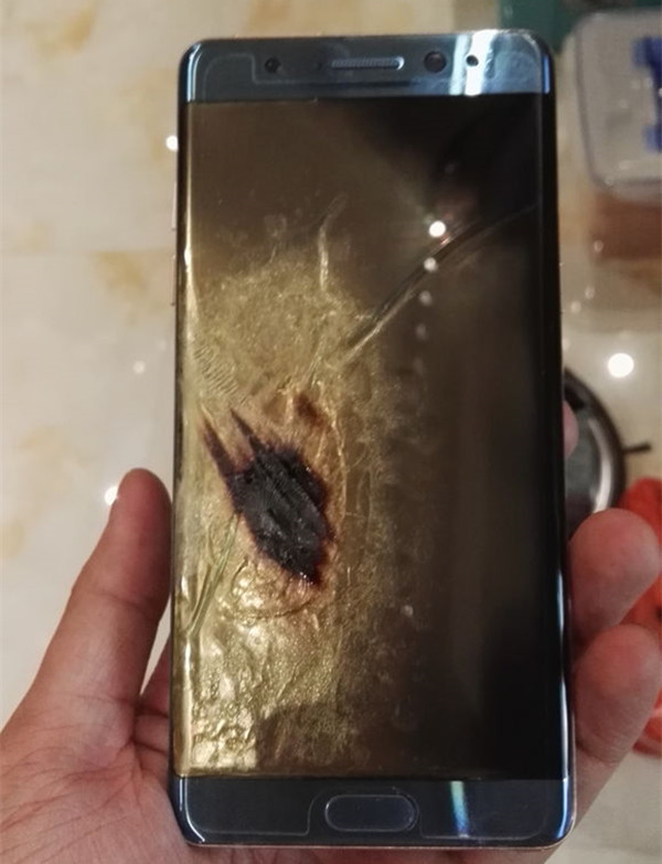 此外，該用戶還曬出了此前收到手機時在發(fā)在朋友圈的開箱圖，這款珊瑚藍版Note7是在9月2日左右拿到貨，從三星官網(wǎng)查詢這臺機器的IMEI號碼可知，該機的意外損壞保險服務開始時間為9月3號，并非三星官方召回的1858臺測試體驗機。