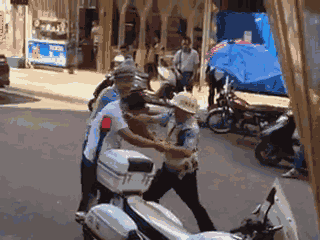 嫌疑男子涉嫌無證駕駛摩托車，且車輛違規(guī)加裝遮陽傘并在行駛時不戴安全頭盔，辱罵毆打執(zhí)法交警。 本文圖片均來自 廣西梧州在線警務(wù)