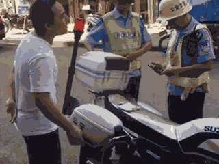 廣西梧州一男子騎車違法加裝遮陽傘，辱罵腳踹執(zhí)法交警被拘